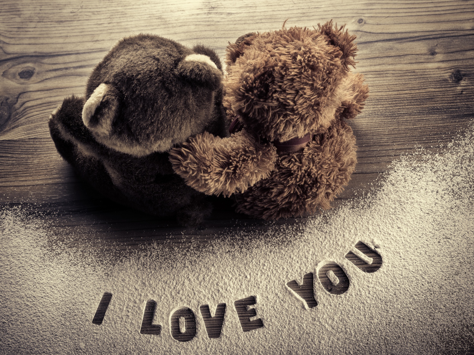 Два медвежонка Тедди на фоне надписи Я тебя люблю 