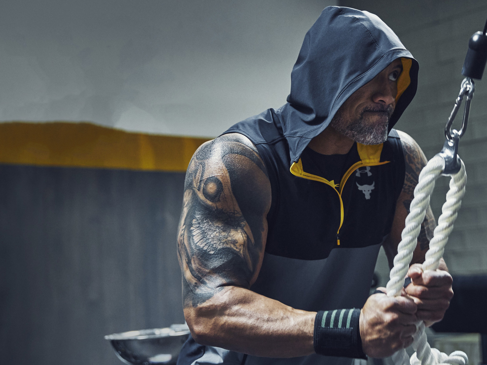 Актер Дуэйн Джонсон занимается в спортзале 