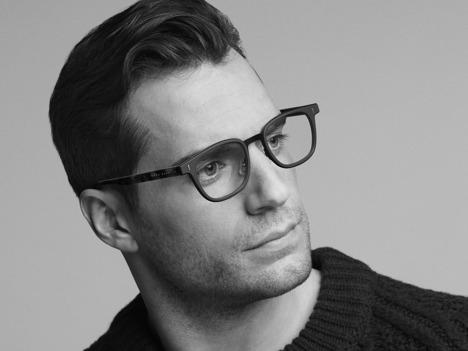 Актер Генри Кавилл в очках черно белое фото 