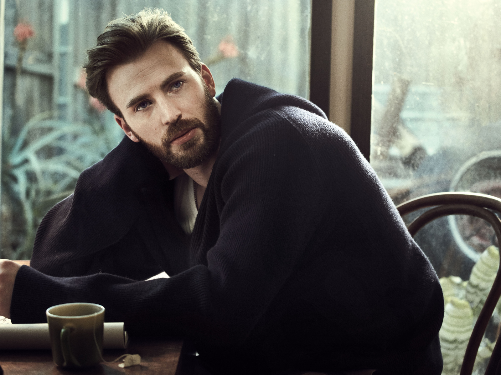 Американский актер Крис Эванс в черном свитере