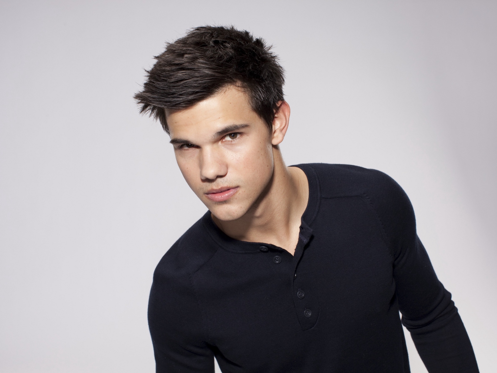 Красивый парень популярный актер Тэйлор Лотнер