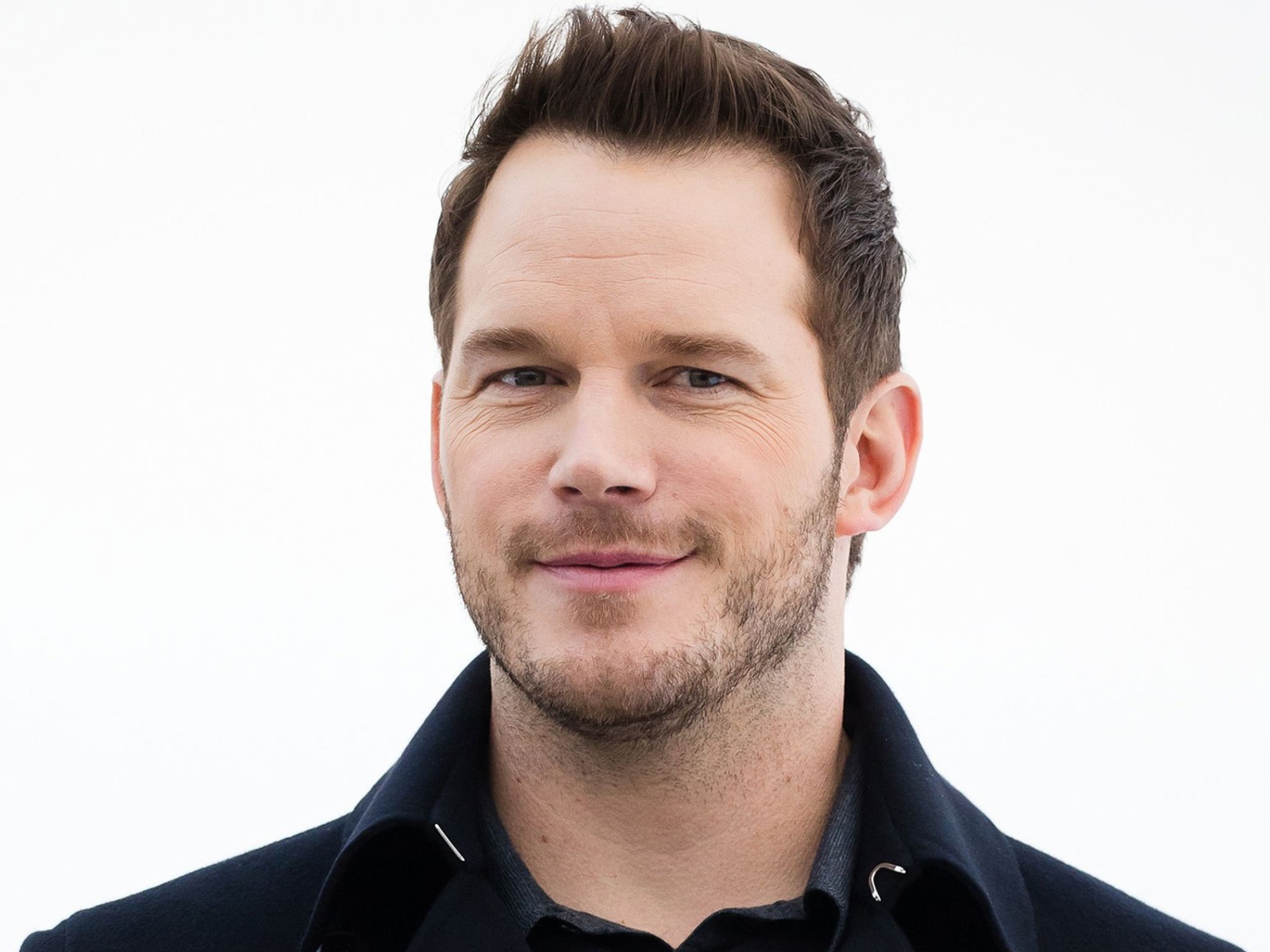 Красивый популярный актер Крис Прэтт на белом фоне