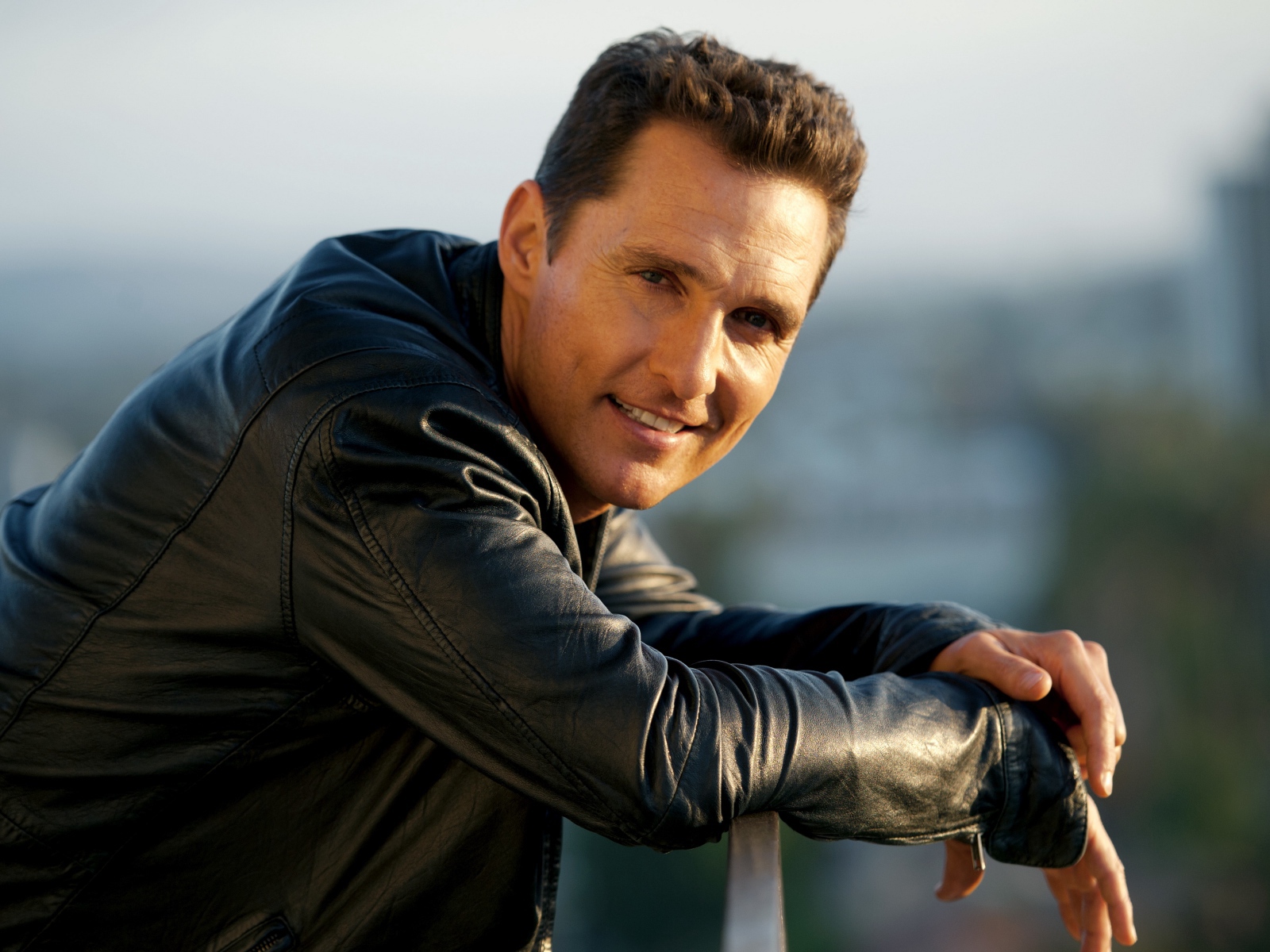 Красивый популярный актер Мэттью Макконахи в черной куртке 