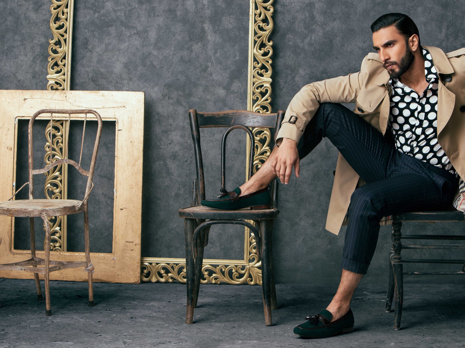 Индийский актер Ранвир Сингх сидит на стуле