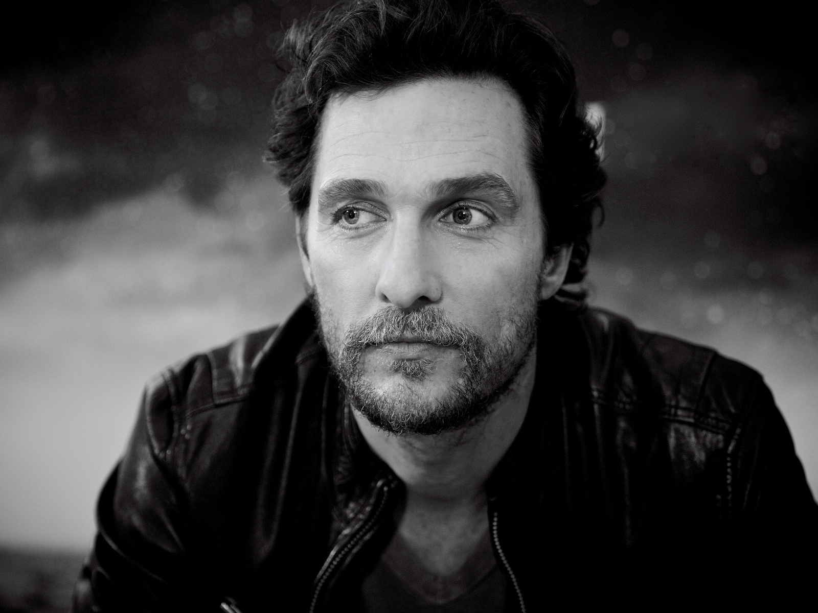 Популярный актер Мэттью Макконахи черно белое фото 