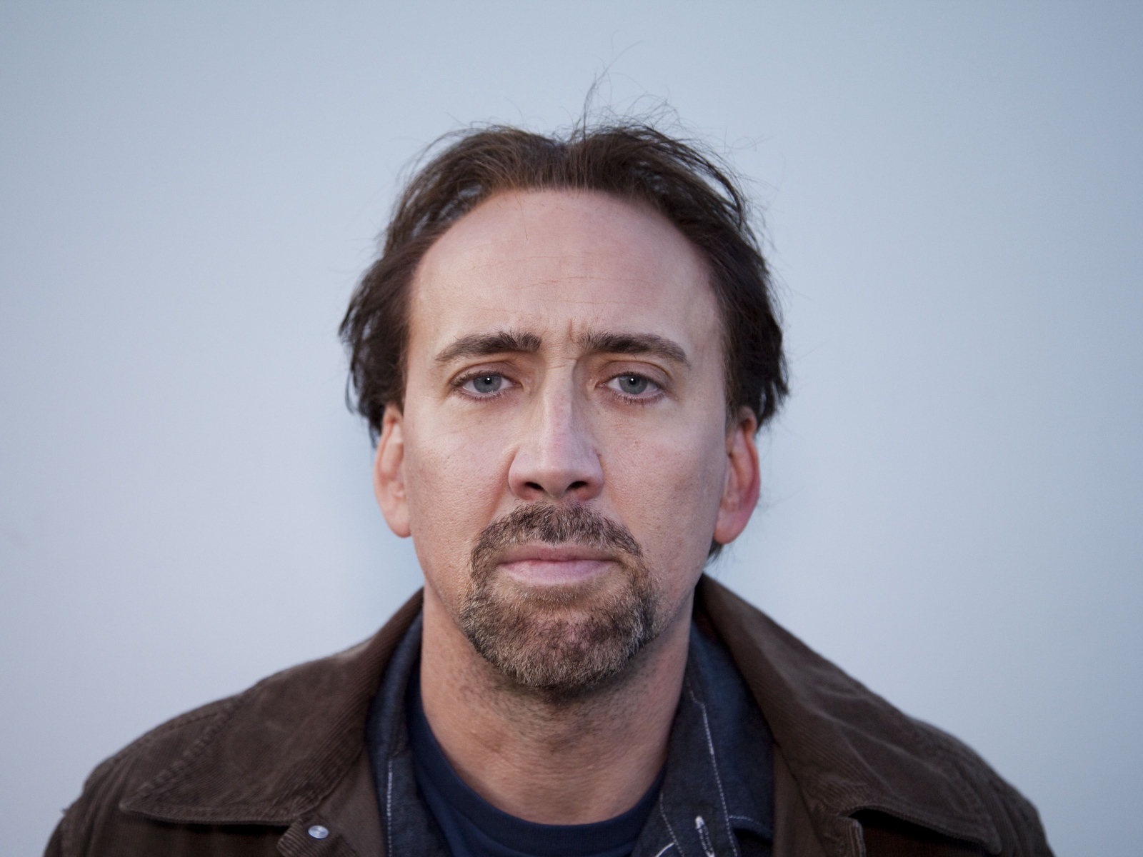 Популярный актер Николас Кейдж на сером фоне