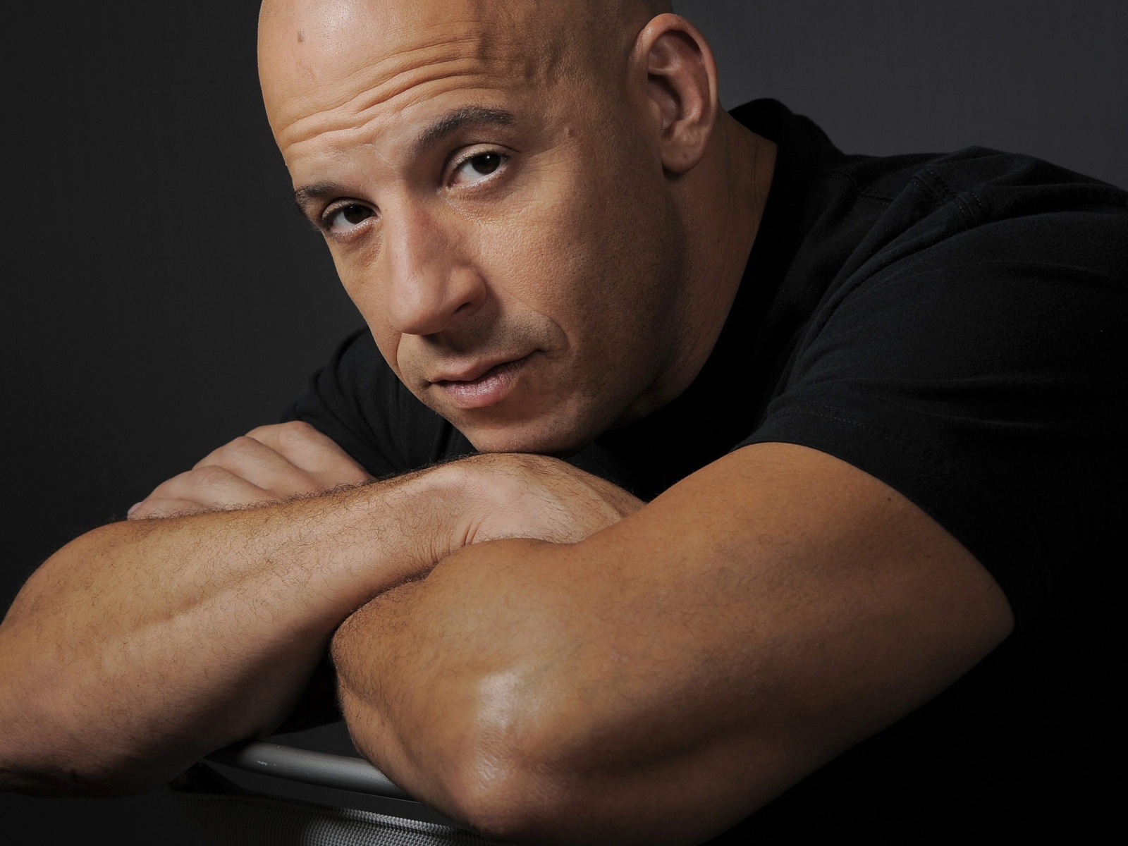 Популярный  актер Вин Дизель в черной майке