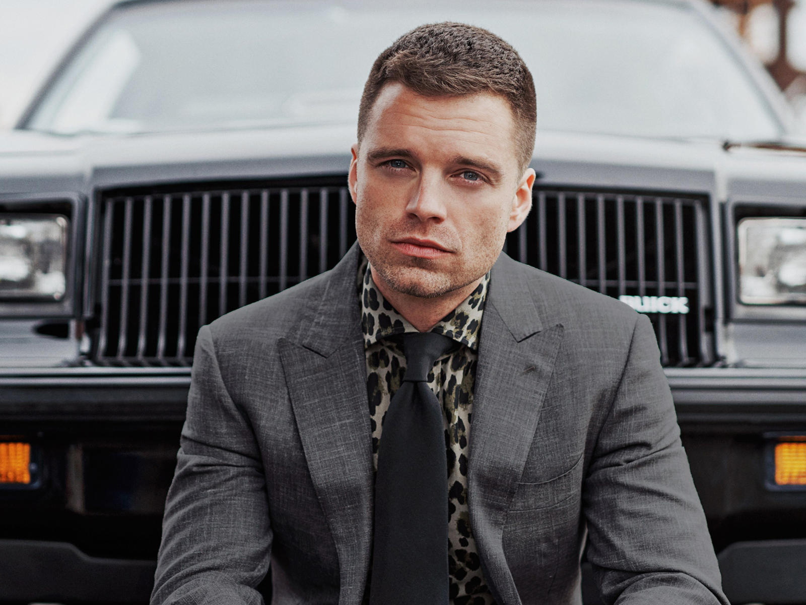 Стильный молодой актер Себастиан Стэн