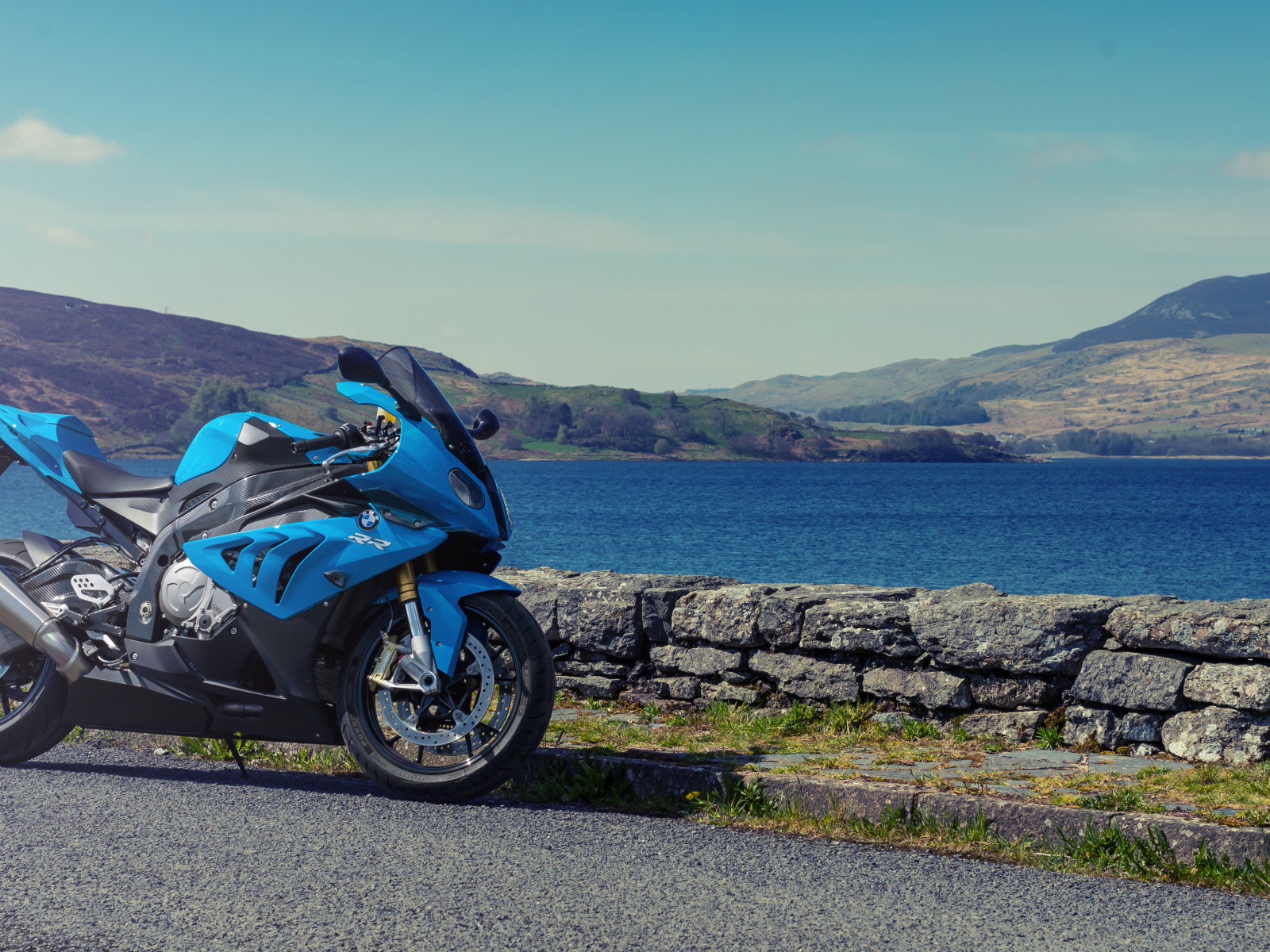 Голубой мотоцикл BMW S1000RR на фоне воды