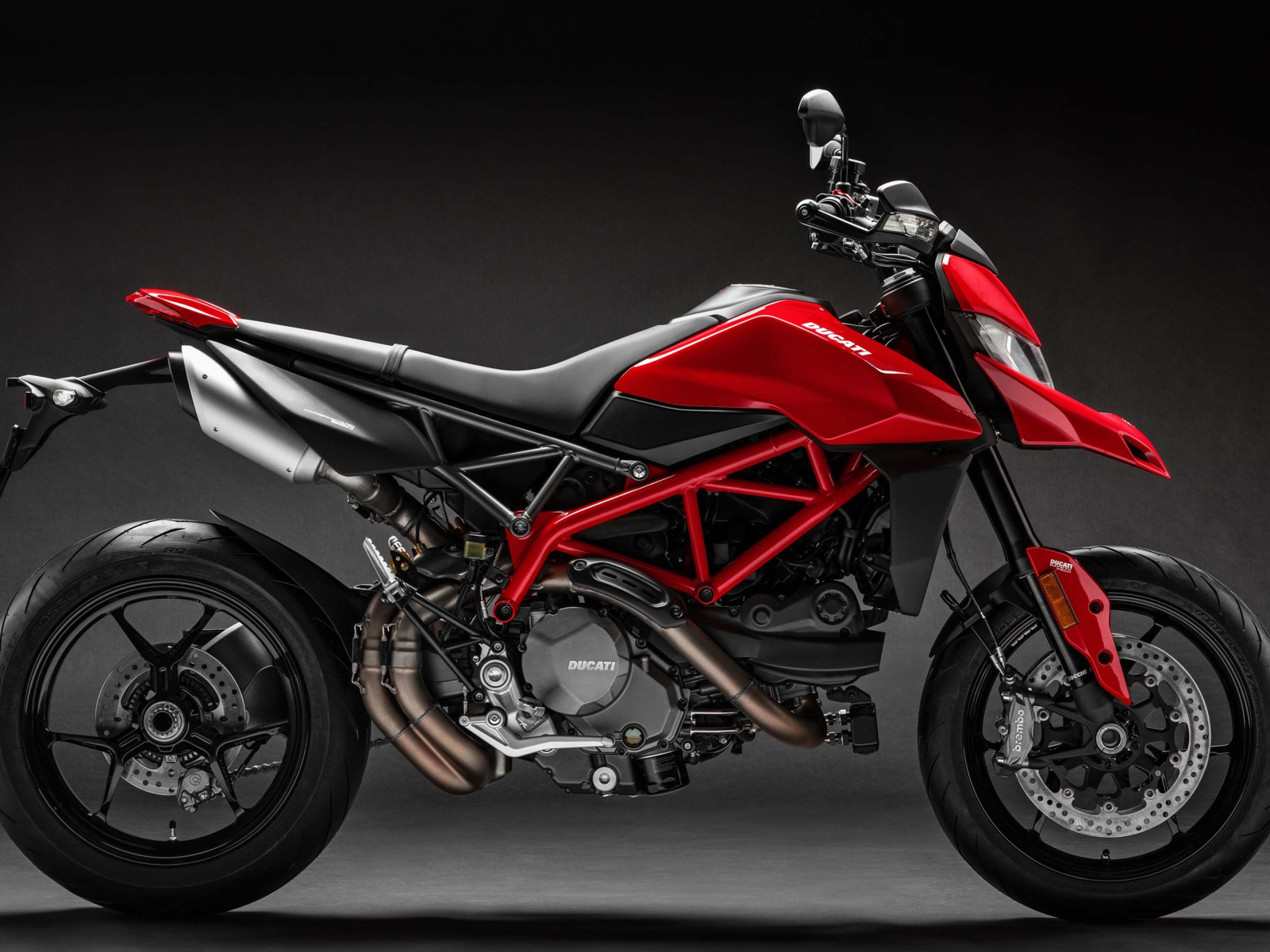 Мотоцикл  Ducati Hypermotard 950, 2019 года на сером фоне