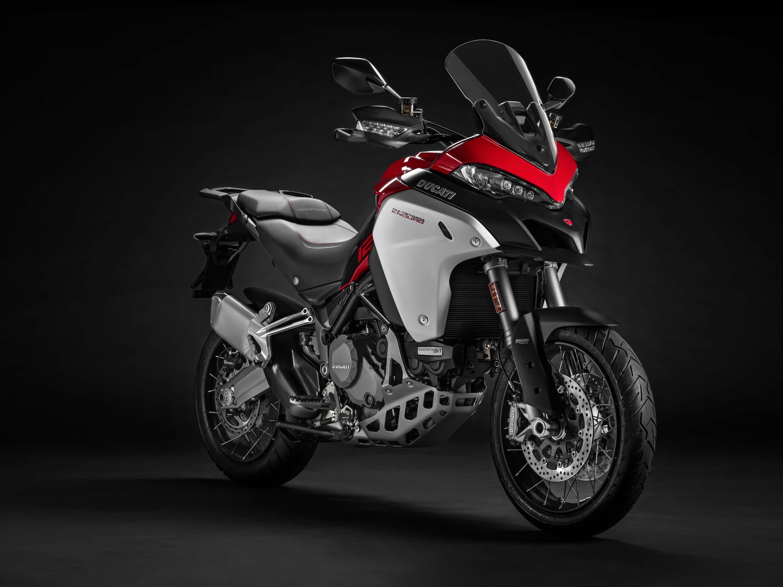 Мотоцикл Ducati Multistrada 1260 Enduro, 2019 года на сером фоне