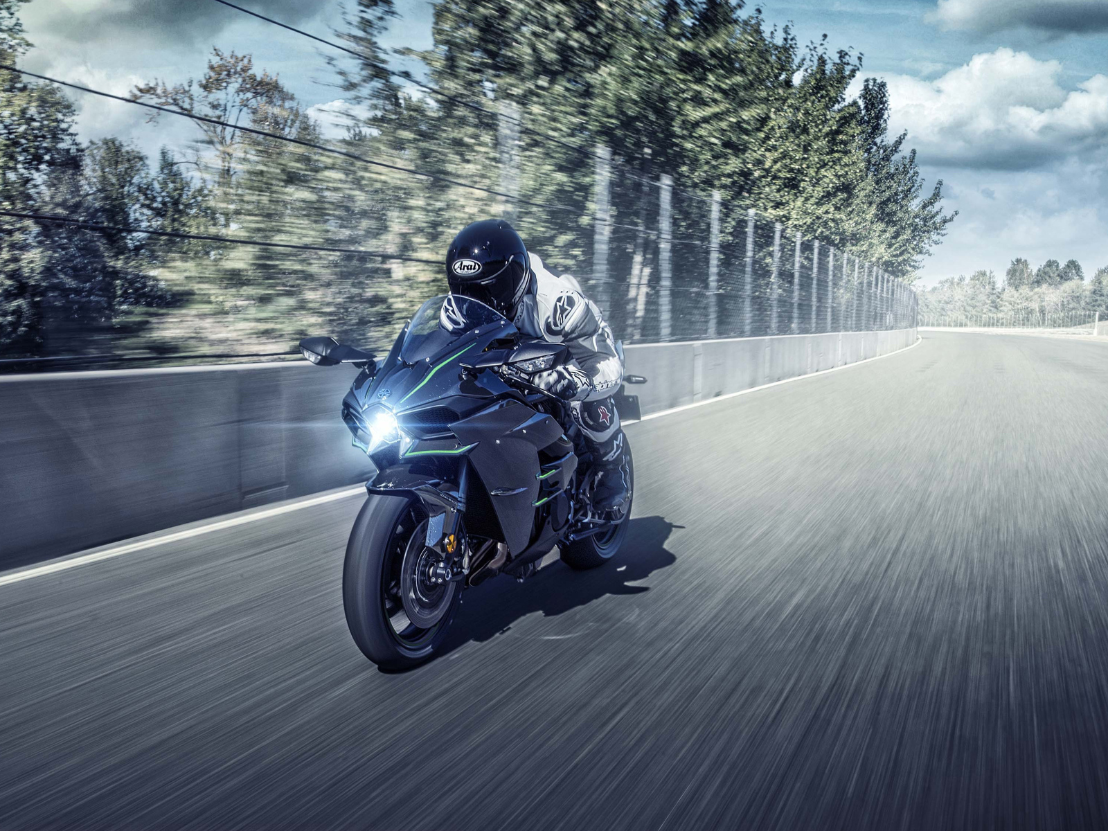 Мотоциклист на мотоцикле Kawasaki Ninja H2, 2019 на гоночной трассе