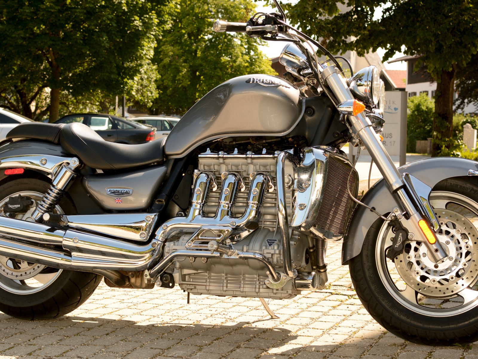 Красивый большой мотоцикл Triumph Rocket III