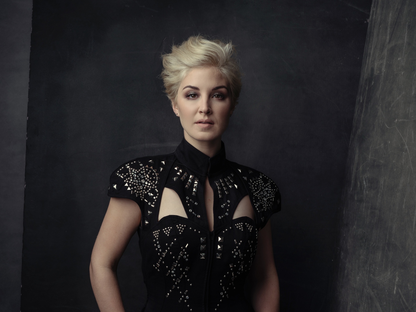 Американская кантри певица Мэгги Роуз в красивом платье 