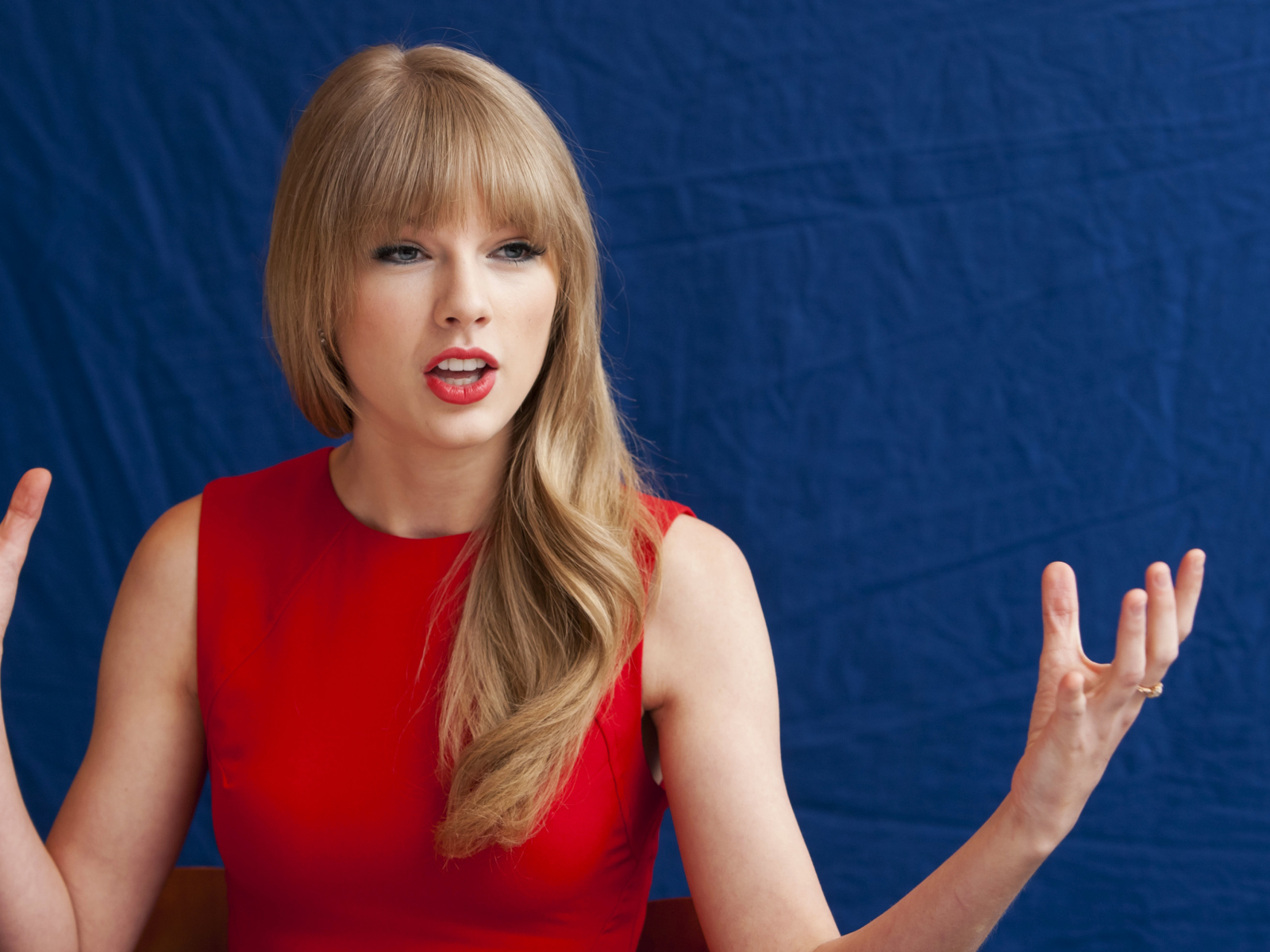 Американская кантри исполнительница Тейлор Свифт в красном платье