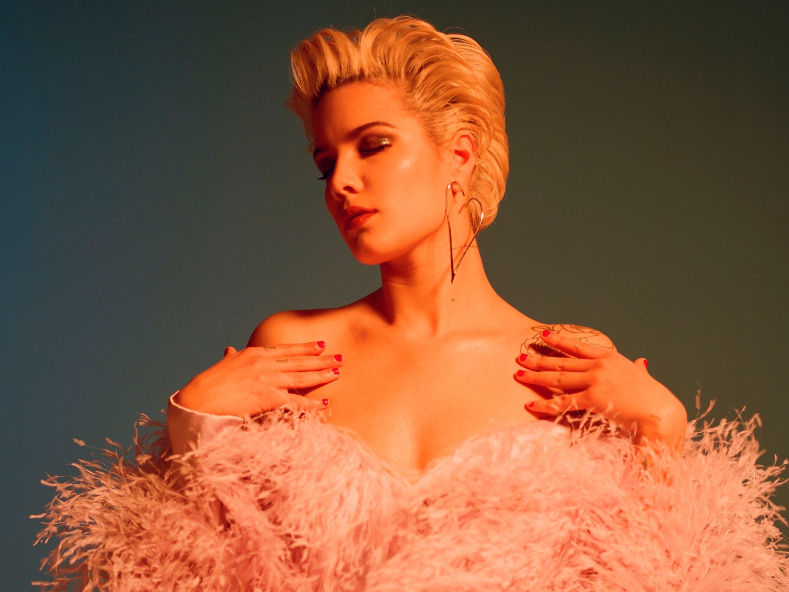 Американская певица Холзи в розовом наряде