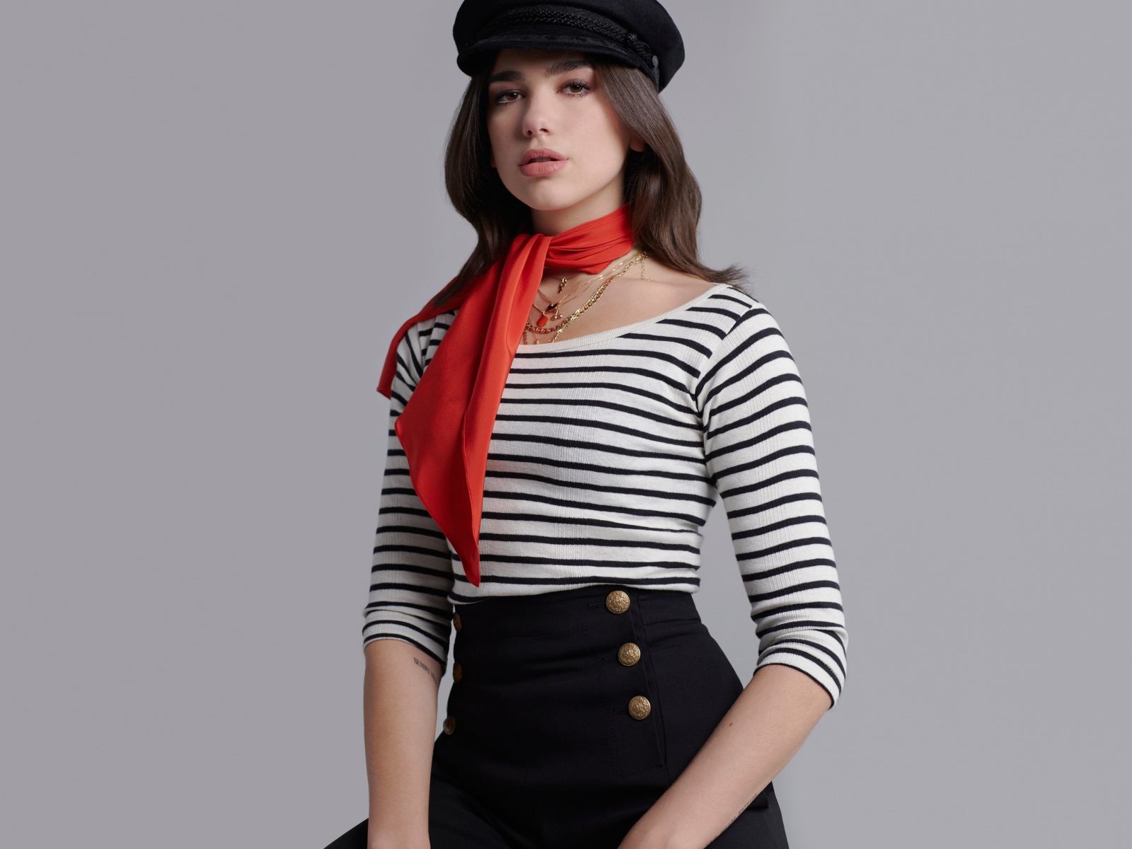 Британская певица Дуа Липа фото на сером фоне