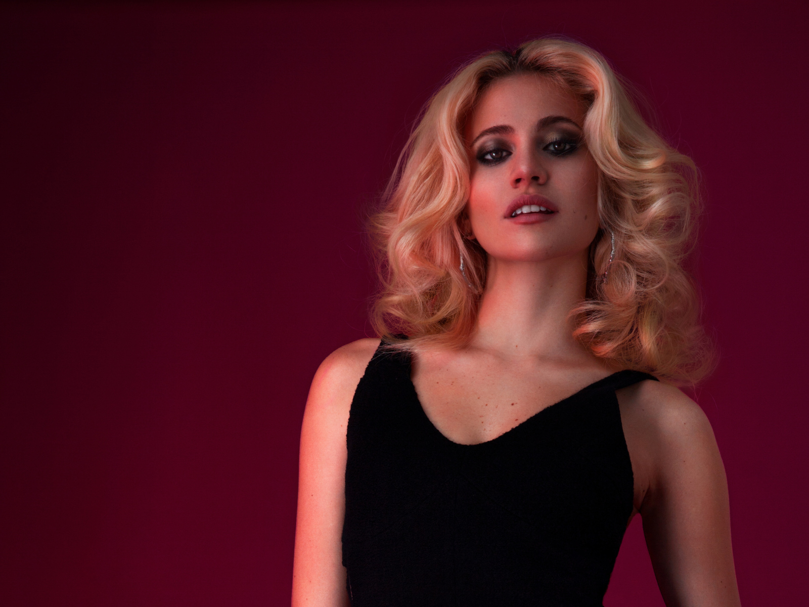 Британская певица Пикси Лотт в черном платье