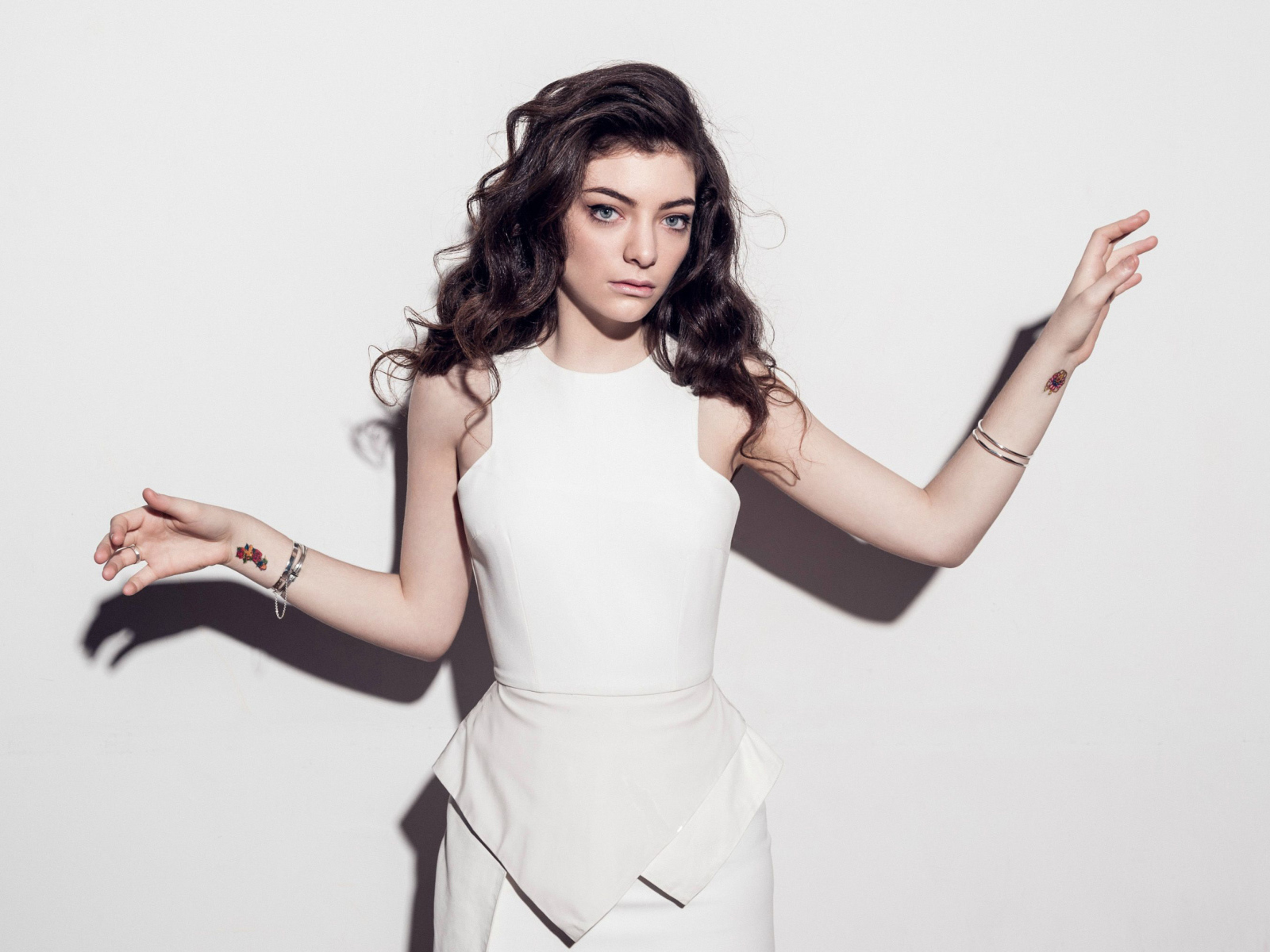 Новозеландская певица Лорд в белом платье