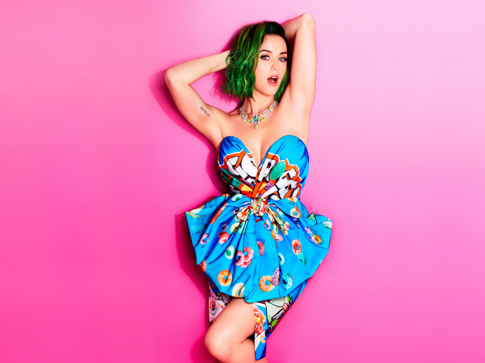 Эпатажная певица Кэти Перри на розовом фоне