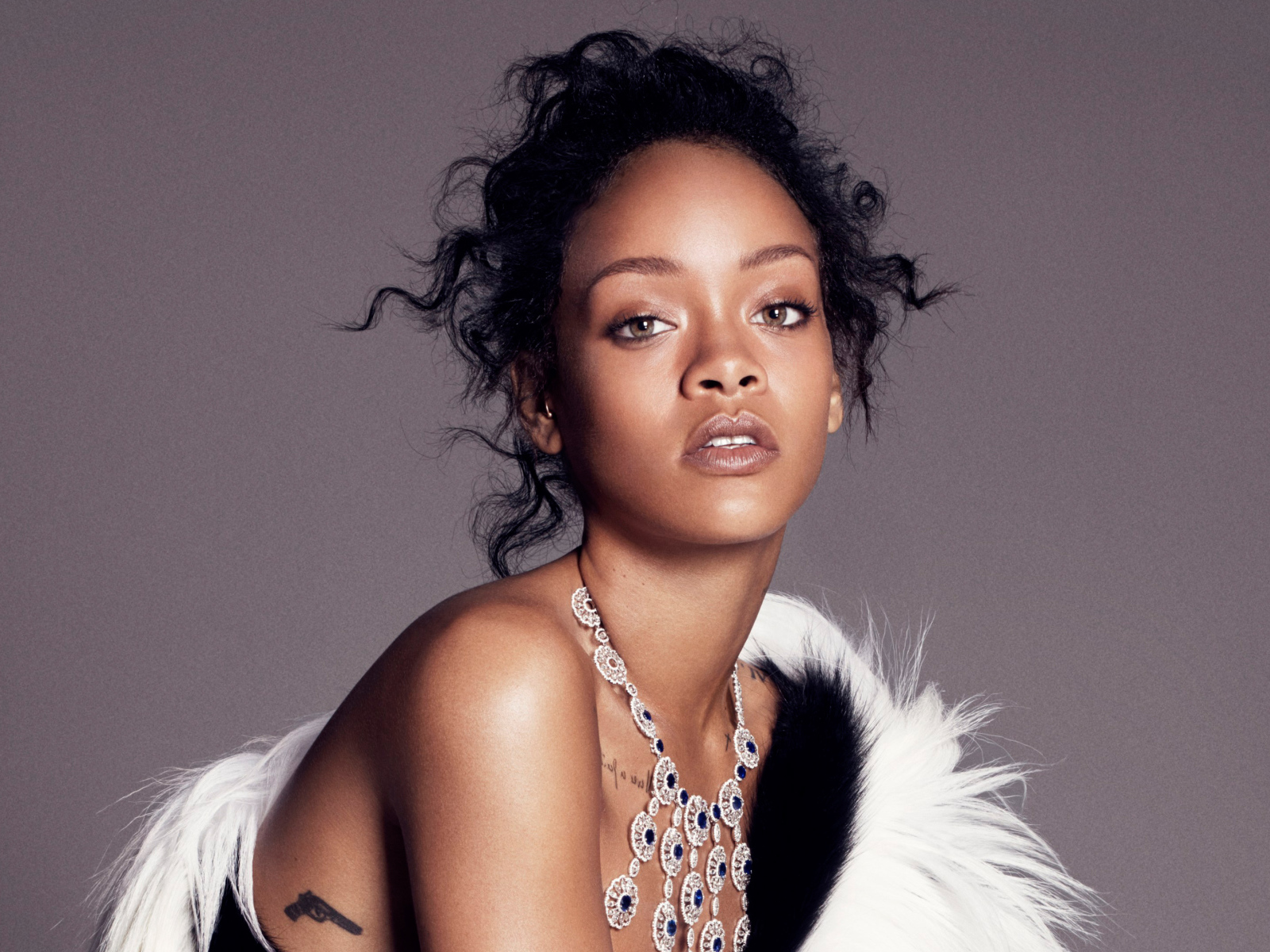 Популярная певица Рианна с дорогим украшением на шее 