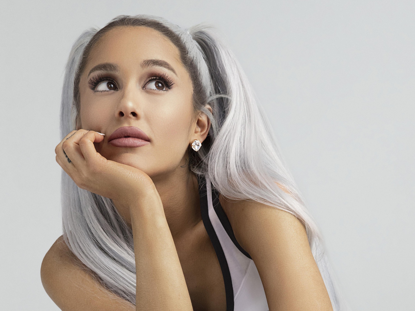 Молодая исполнительница Ариана Гранде задумалась 