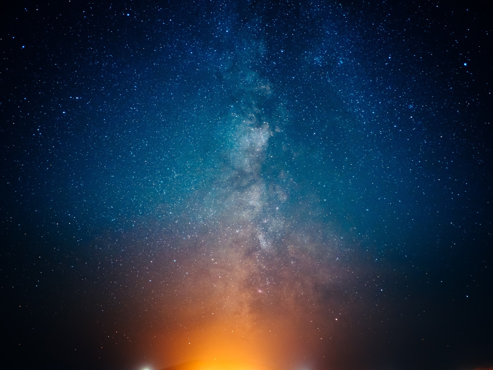 Красивый млечный путь в ночном небе 