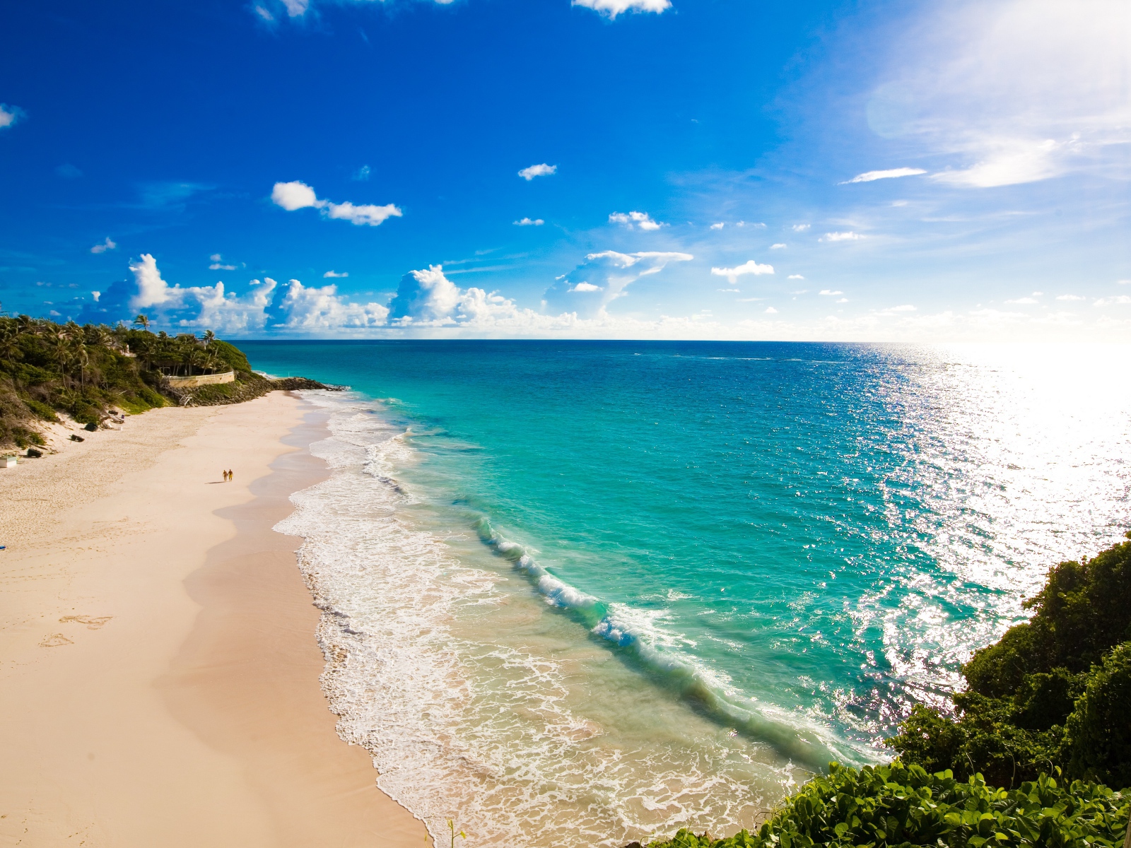 Красивый голубой океан с желтым песком на пляже