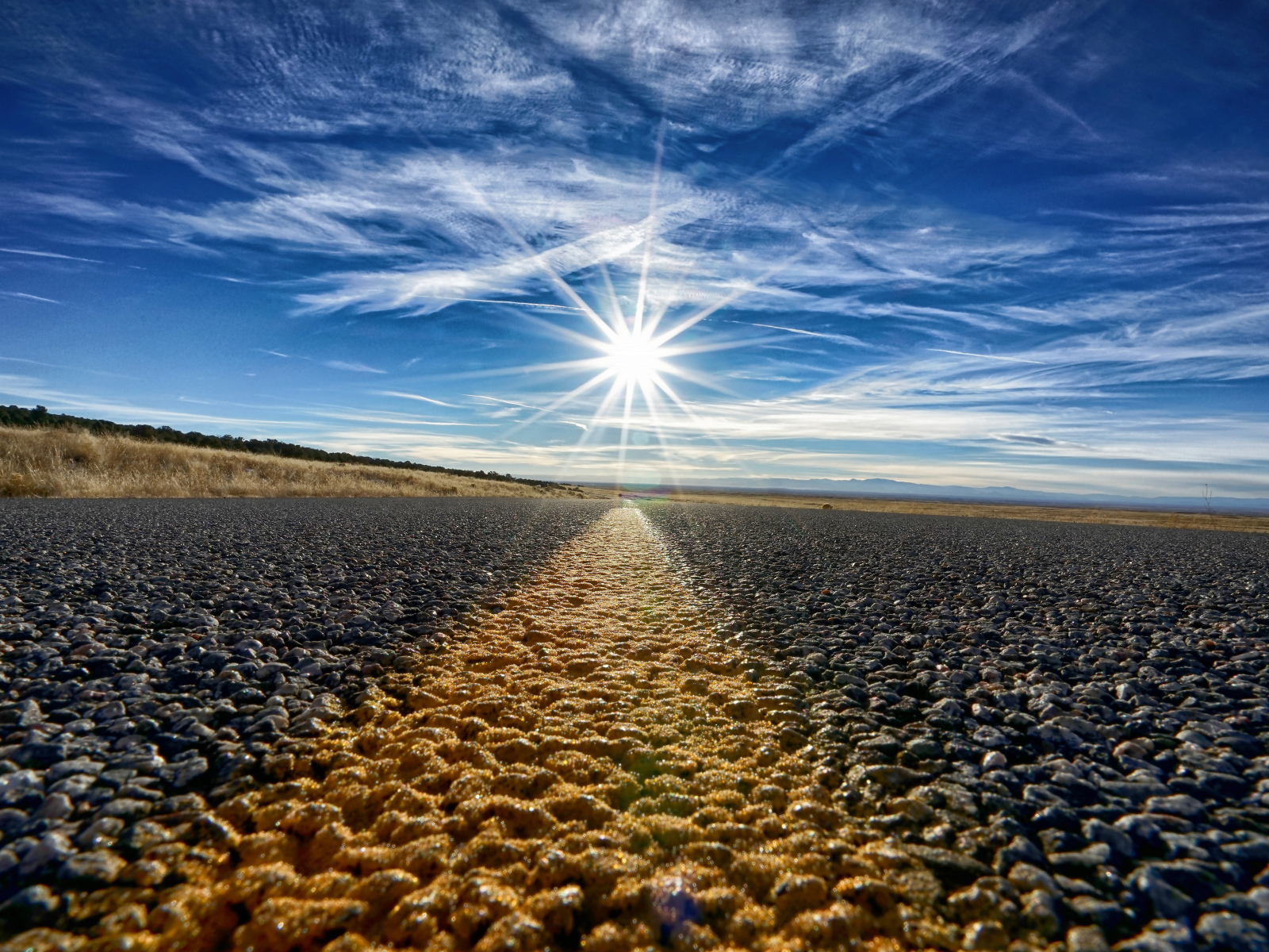 Яркое солнце в голубом небе над трассой