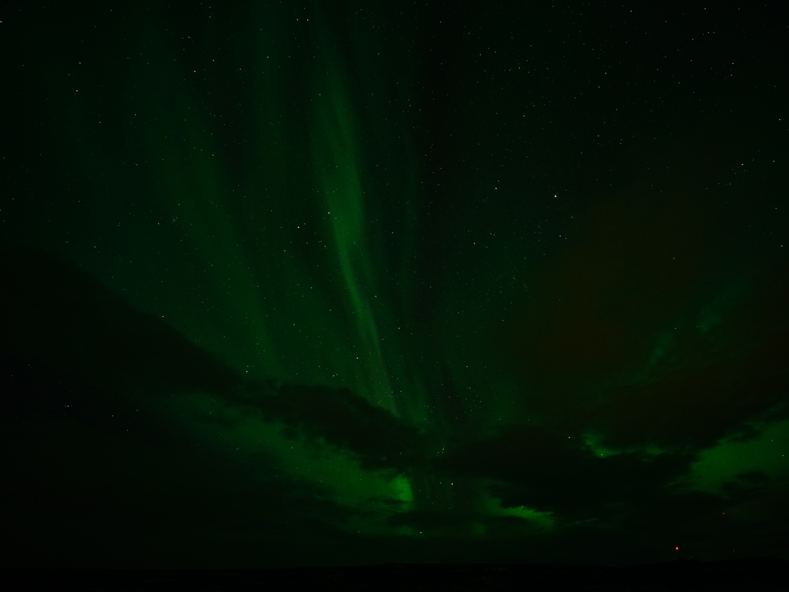 Зеленое северное сияние в звездном небе