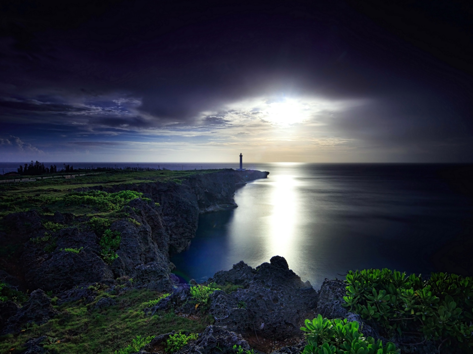 Маяк на побережье под красивым небом на закате солнца