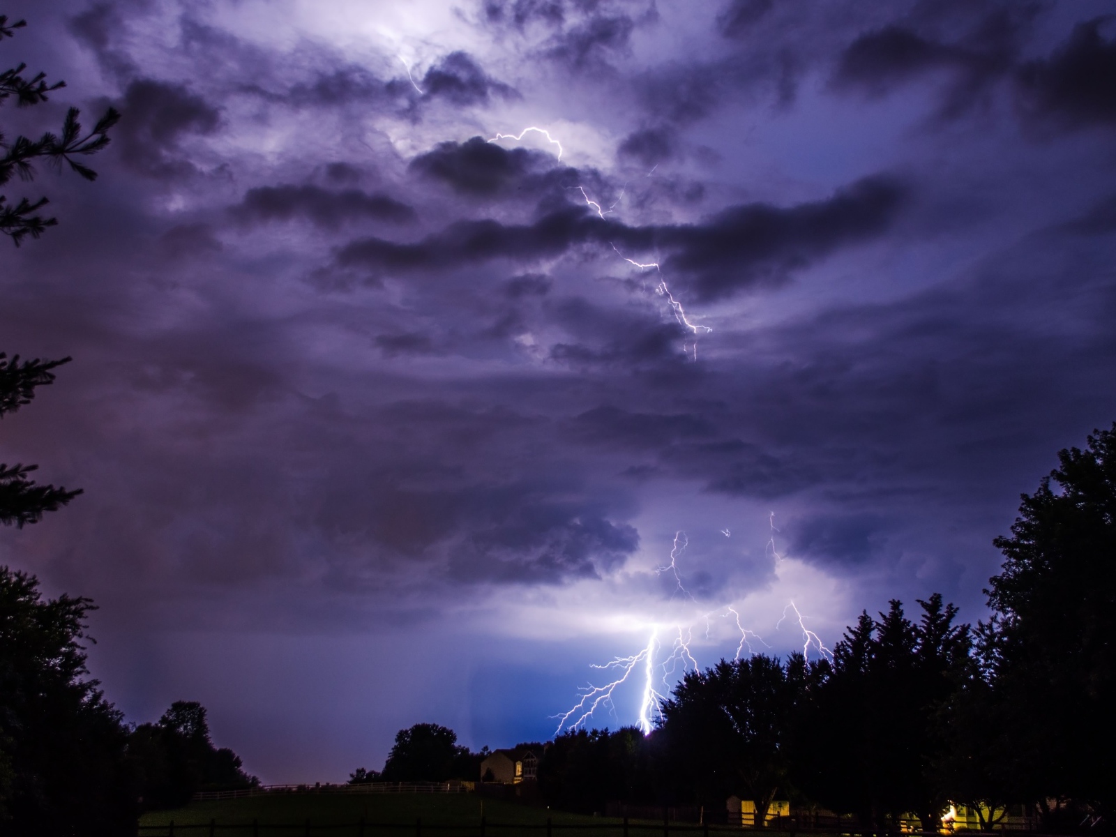 Молния пронзает грозовое небо