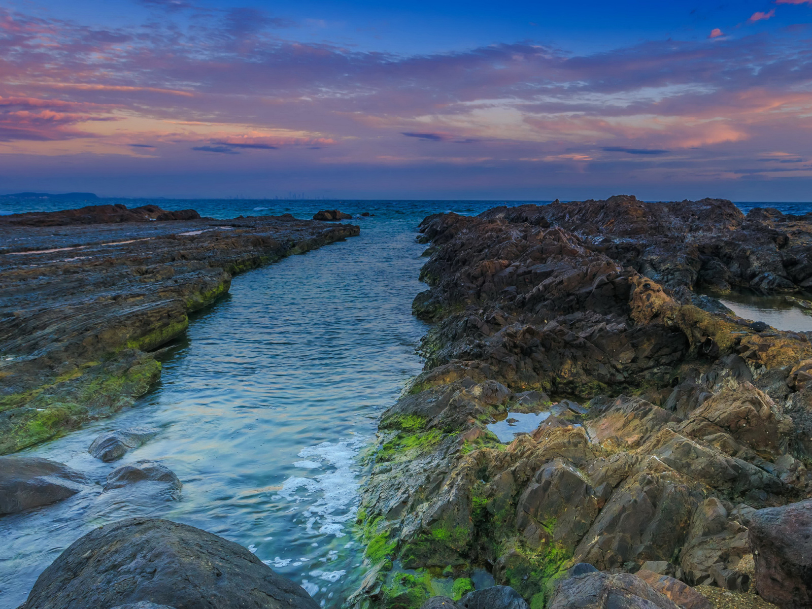 Покрытые мхом камни в морском заливе