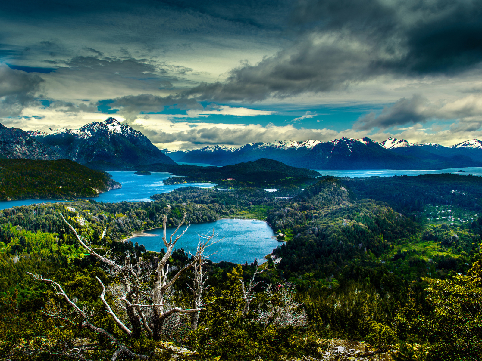 Горы под красивыми облаками в национальном парке, Аргентина