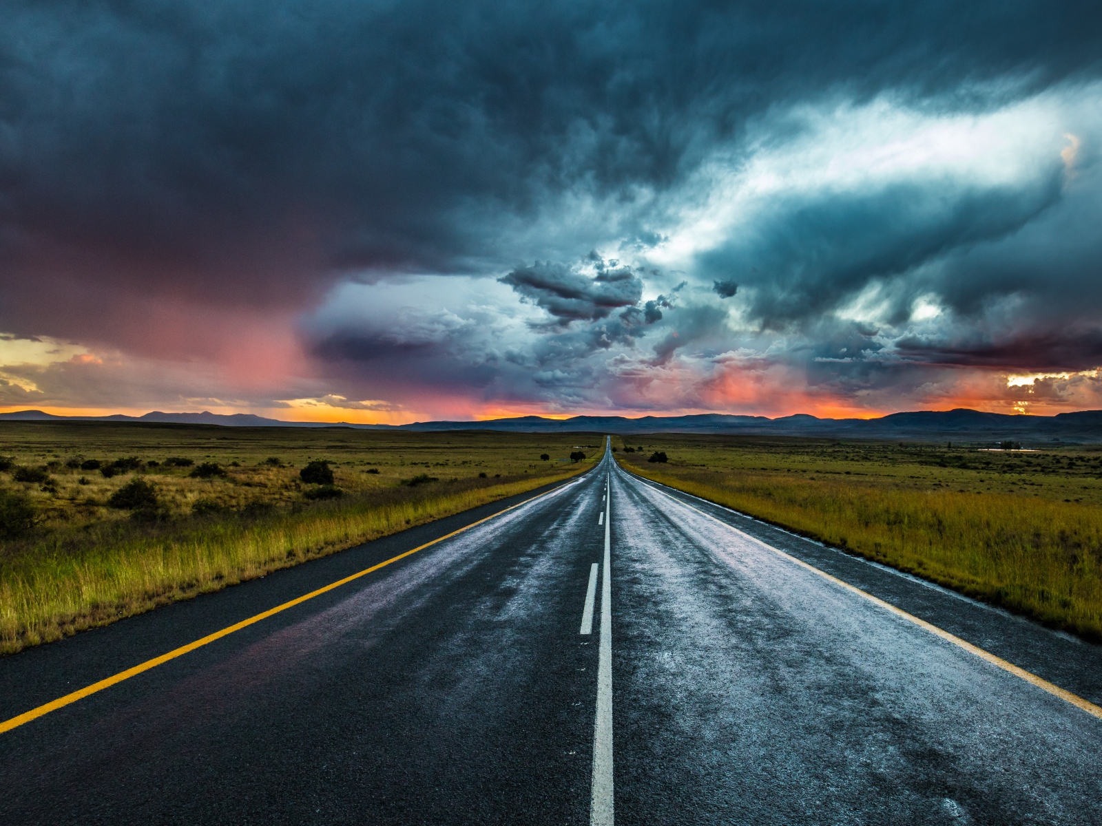 Дорога под красивым пасмурным небом