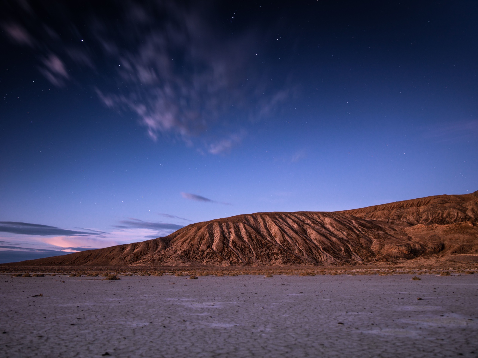 Скалы под красивым голубым небом вечером