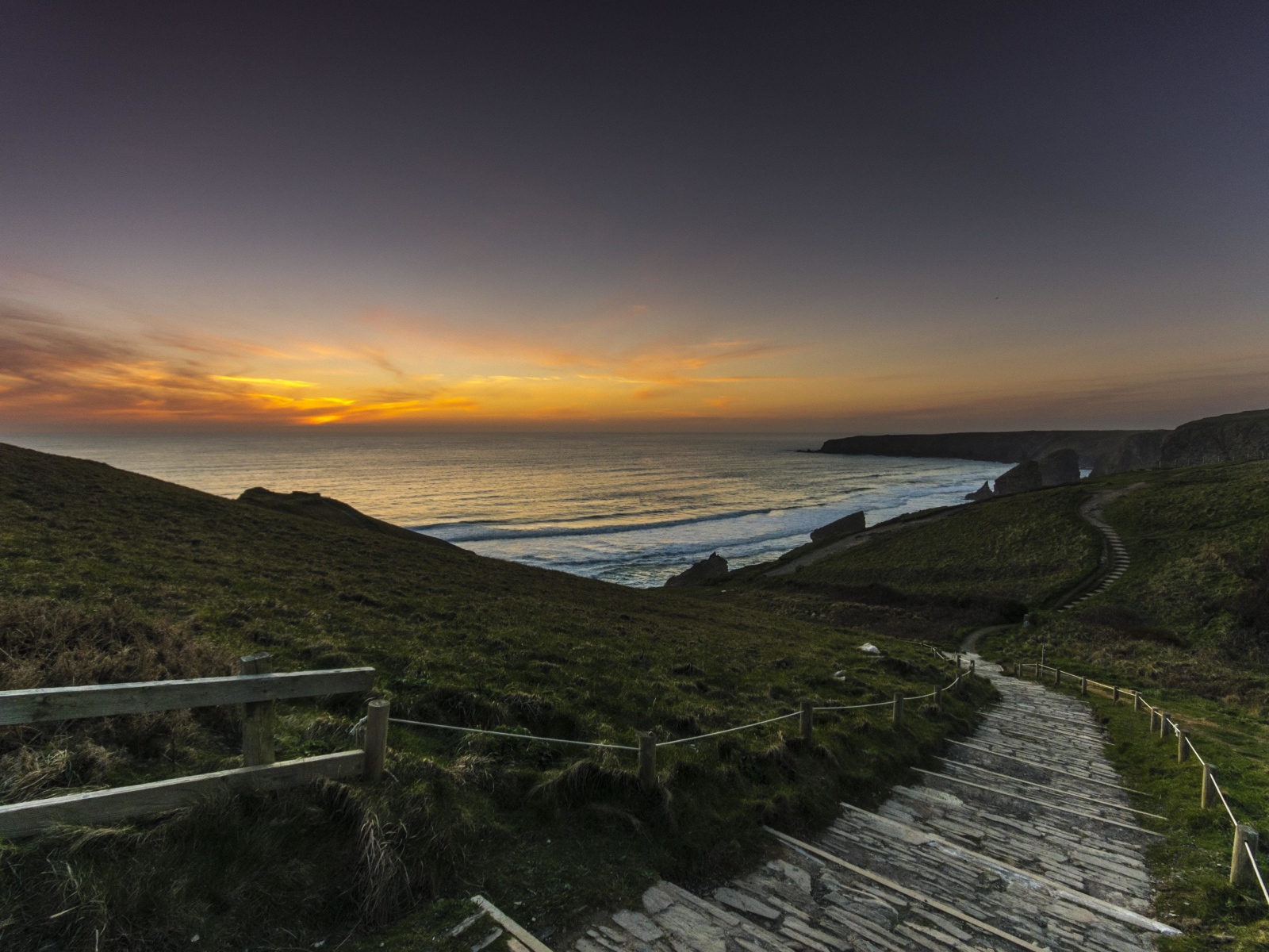 Каменные ступеньки к морю на закате