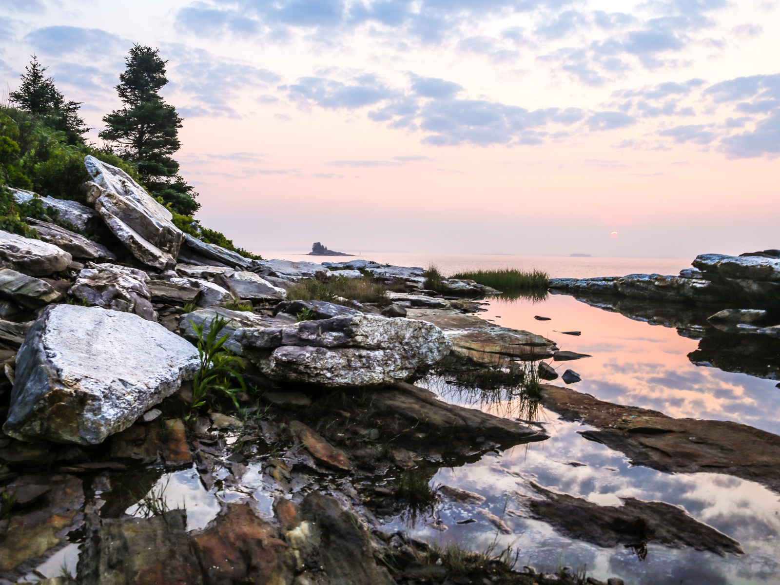 Камни на берегу под красивым небом 