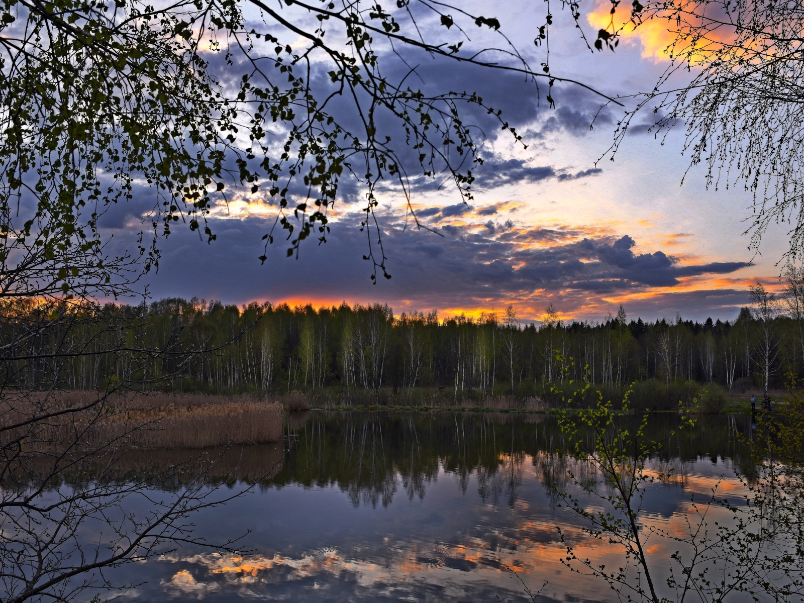 Небо отражается в реке на закате солнца