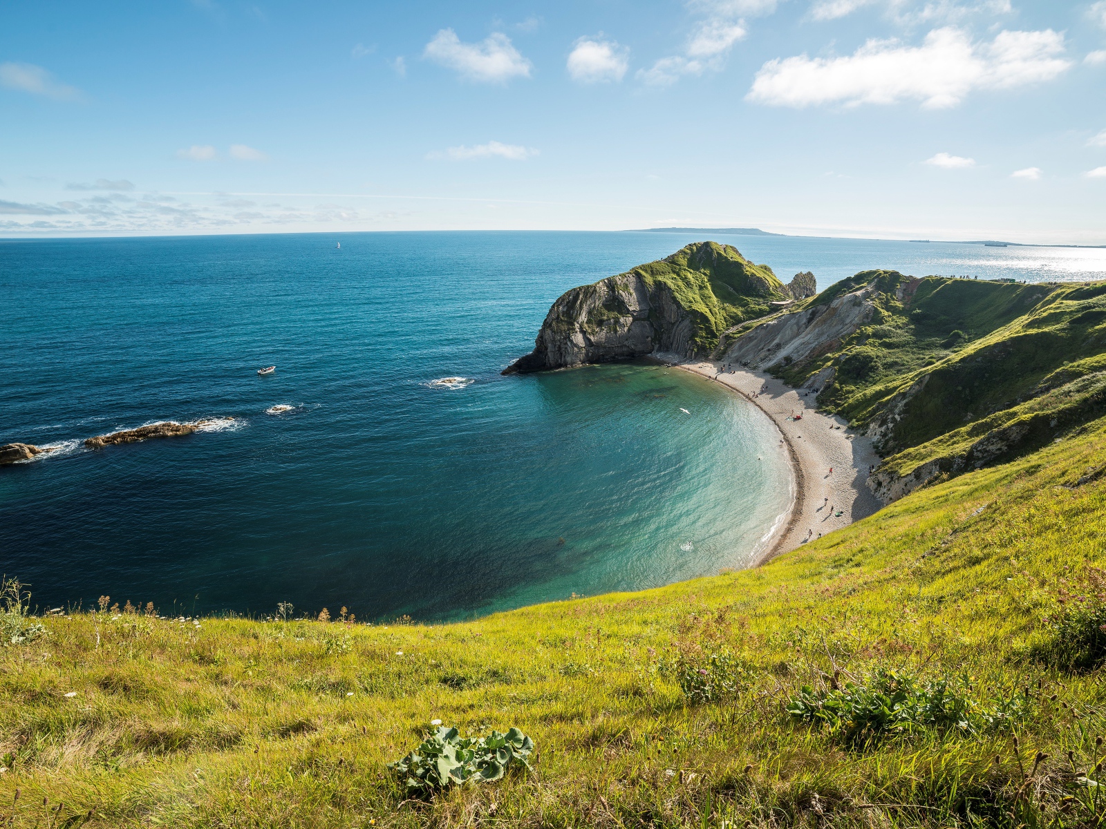 Вид на морской горизонт со скалы покрытой травой