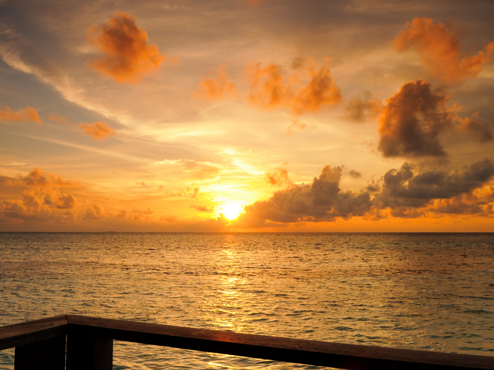 Вид на закат солнца в море, Мальдивы