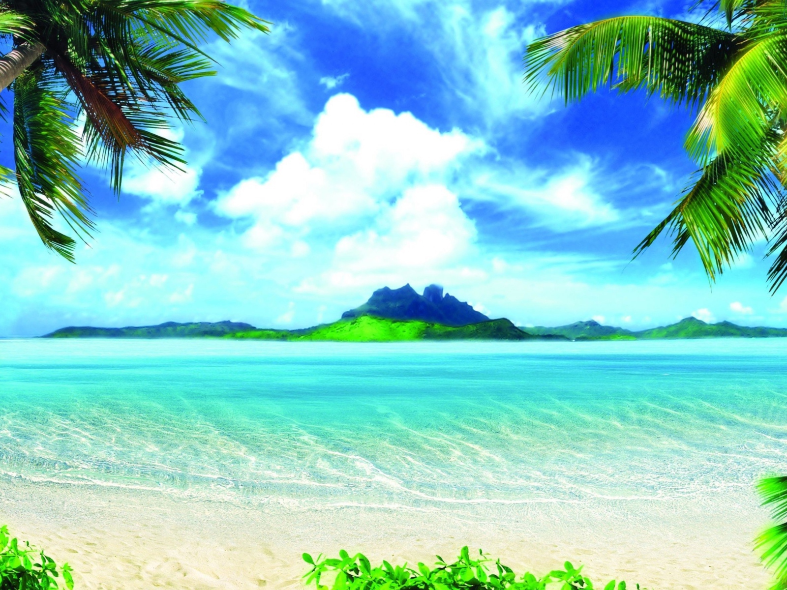 Красивый тропический пляж под голубым небом с белыми облаками