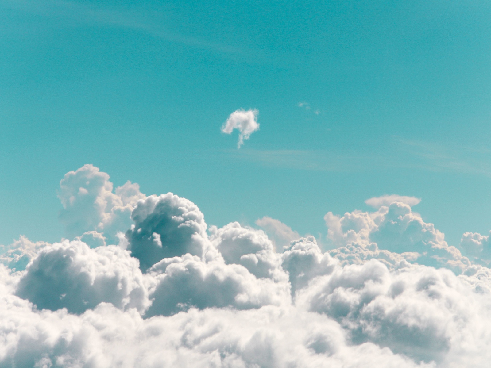 Пушистые белые облака в голубом небе