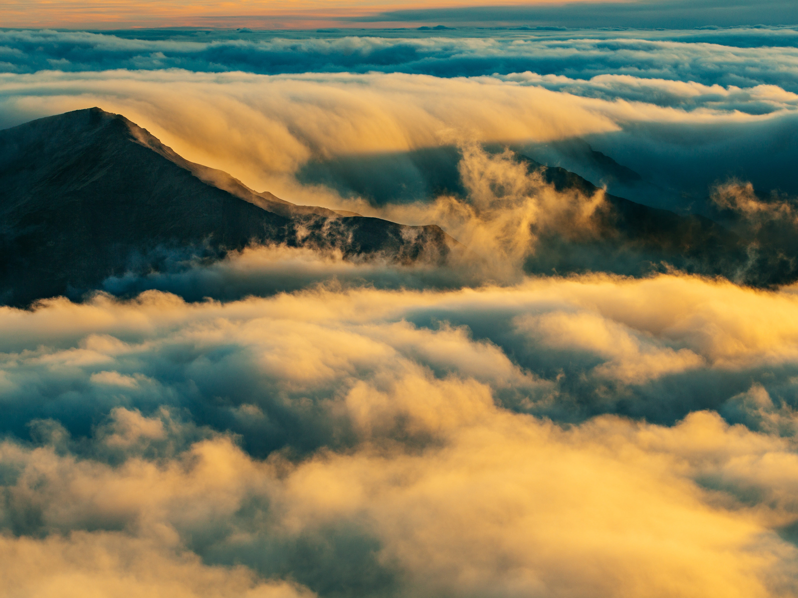 Белые облака высоко в горах 