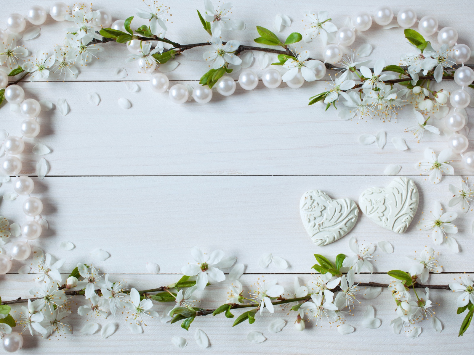 Фон для поздравительной открытки с цветами вишни и жемчужными бусами