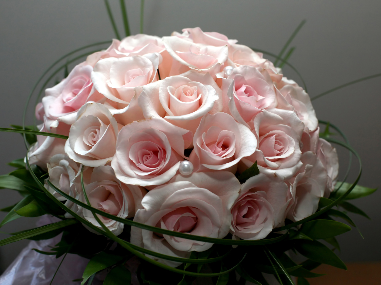 Красивый букет розовых роз 