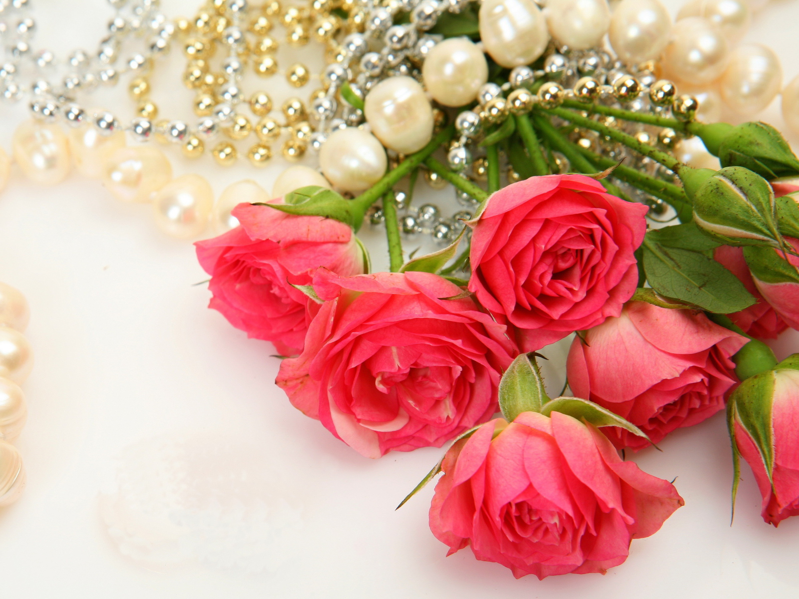 Красивый букет розовых роз с бусами