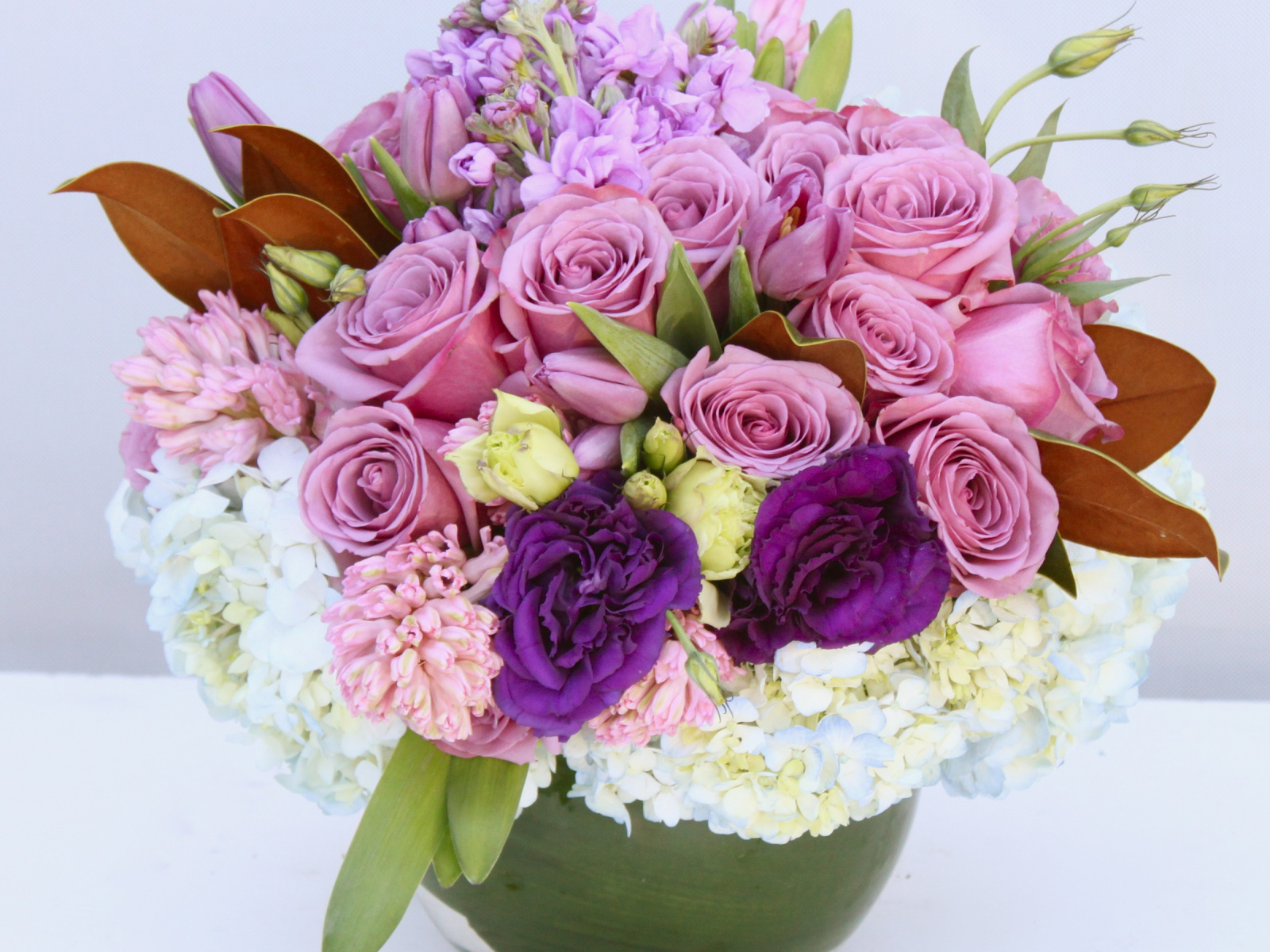 Красивый разноцветный букет в вазе на сером фоне