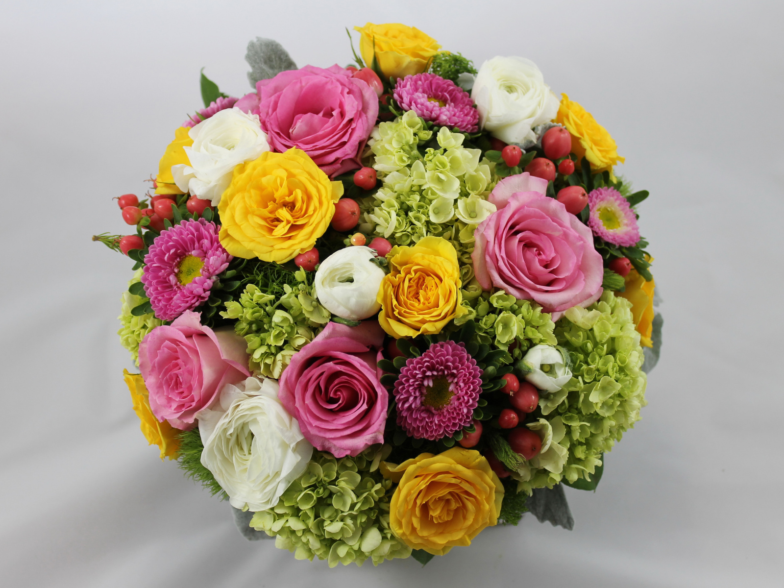 Красивый свадебный букет на сером фоне