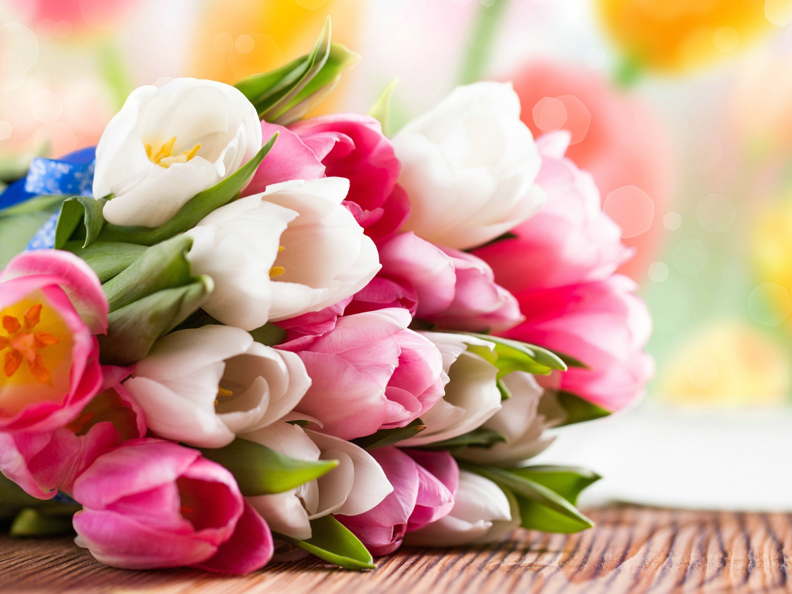Букет розовых и белых тюльпанов на столе